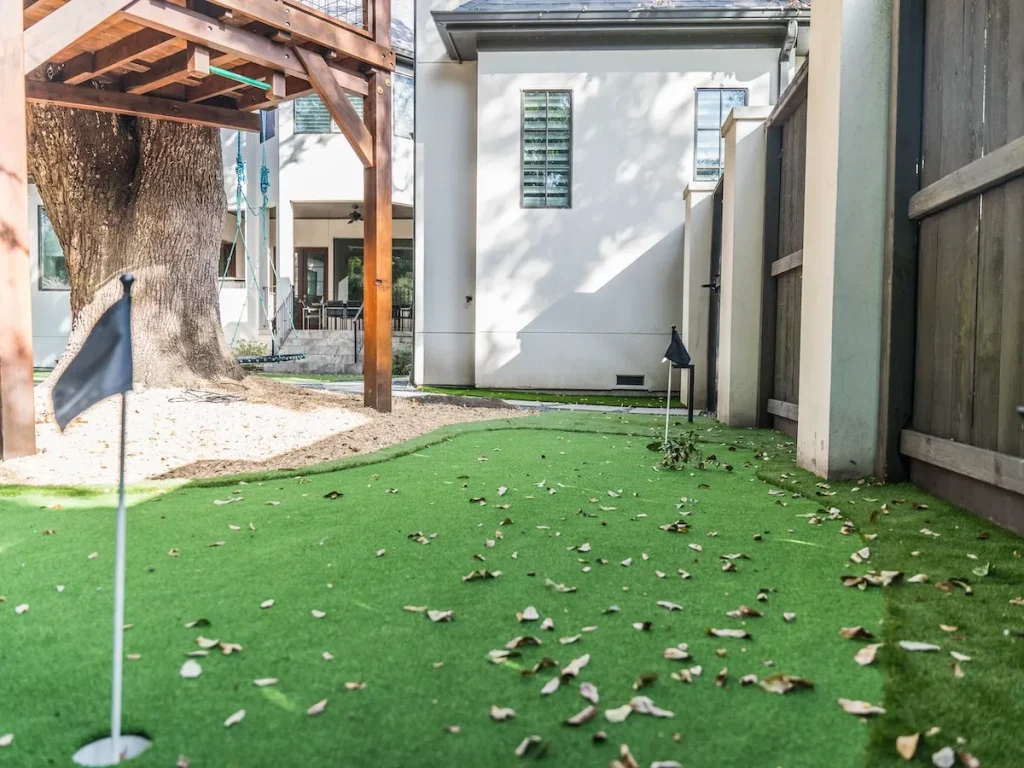 brand new backyard putting green installed by a houston putting green installer